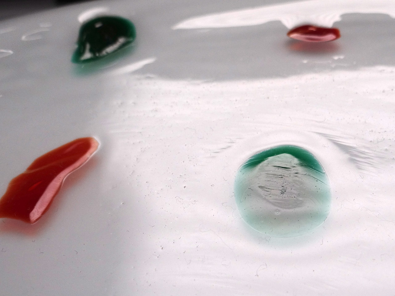 Glibberig oppervlak, stof blijft makkelijk hangen, onregelmatigheden in glas